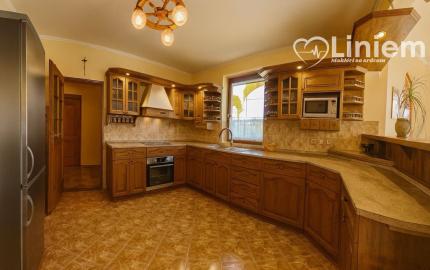 RODINNÁ  USADLOSŤ PRÍLEPY | DOM + ATELIÉR + AREÁL S HALOU