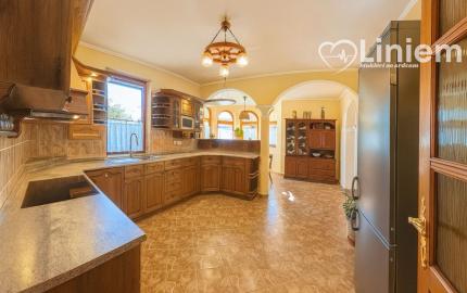 RODINNÁ  USADLOSŤ PRÍLEPY | DOM + ATELIÉR + AREÁL S HALOU