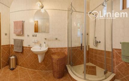 RODINNÁ  USADLOSŤ PRÍLEPY | DOM + ATELIÉR + AREÁL S HALOU