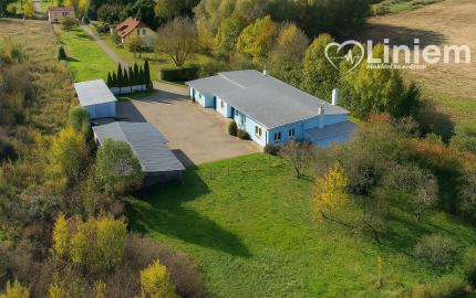 RODINNÁ  USADLOSŤ PRÍLEPY | DOM + ATELIÉR + AREÁL S HALOU