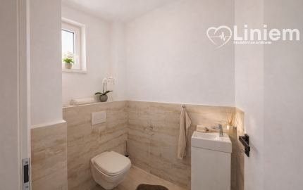 NADŠTANDARDNÝ 3-IZBOVÝ BYT S VLASTNÝM POZEMKOM PRI GOLFOVOM IHRISKU RED OAK – LUŽIANKY