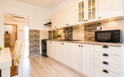 EXKLUZÍVNE – 2-izbový zariadený,bezbariérový byt s parkovaním, pivnicou a klimatizáciou