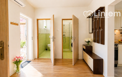 EXKLUZÍVNE – 2-izbový zariadený,bezbariérový byt s parkovaním, pivnicou a klimatizáciou