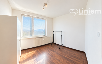 NA PREDAJ | Priestranný 3-izbový byt 73 m² + balkón + 16 m² pivnica | Nitra – Klokočinačina