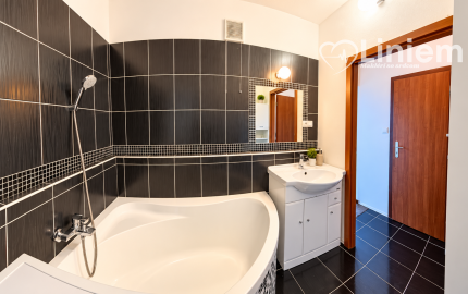 NA PREDAJ | Priestranný 3-izbový byt 73 m² + balkón + 16 m² pivnica | Nitra – Klokočinačina
