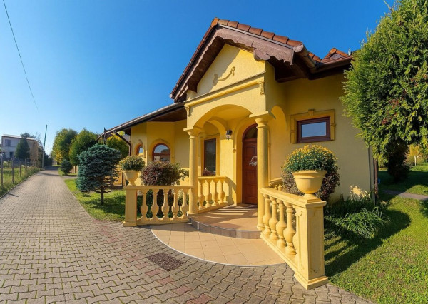 RODINNÁ  USADLOSŤ PRÍLEPY | DOM + ATELIÉR + AREÁL S HALOU