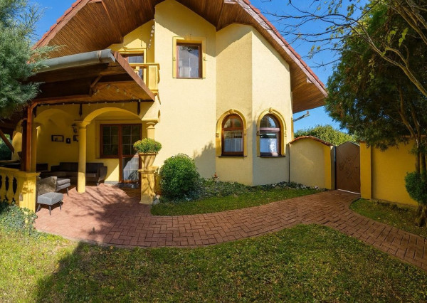 RODINNÁ  USADLOSŤ PRÍLEPY | DOM + ATELIÉR + AREÁL S HALOU