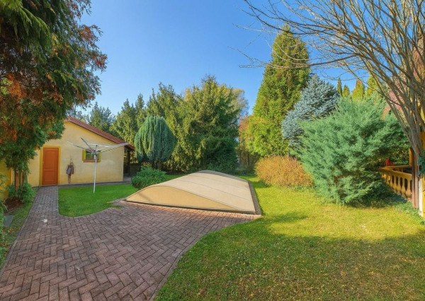 RODINNÁ  USADLOSŤ PRÍLEPY | DOM + ATELIÉR + AREÁL S HALOU