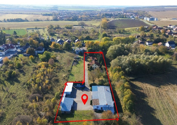 RODINNÁ  USADLOSŤ PRÍLEPY | DOM + ATELIÉR + AREÁL S HALOU