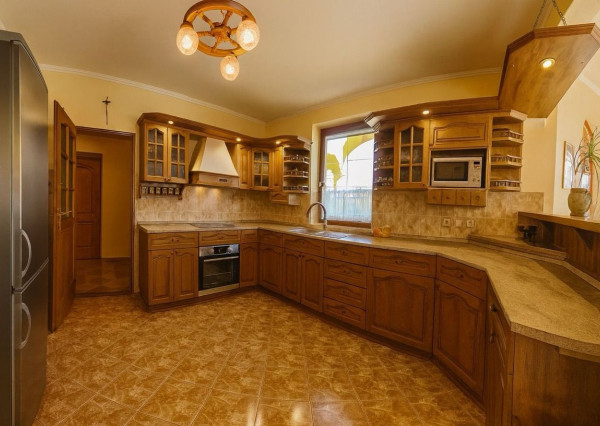 RODINNÁ  USADLOSŤ PRÍLEPY | DOM + ATELIÉR + AREÁL S HALOU