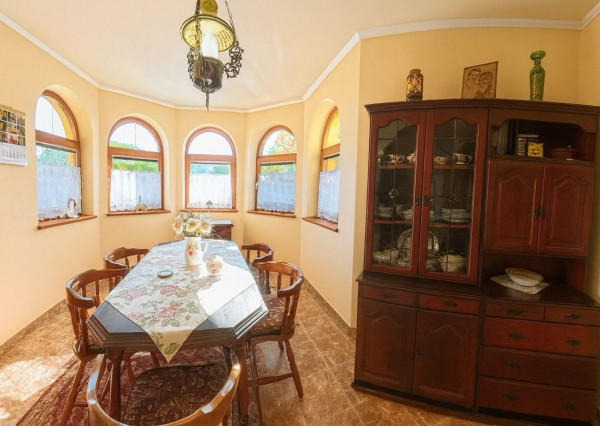 RODINNÁ  USADLOSŤ PRÍLEPY | DOM + ATELIÉR + AREÁL S HALOU