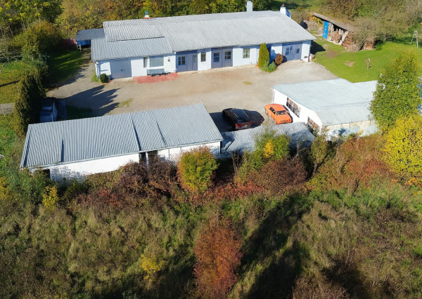 RODINNÁ  USADLOSŤ PRÍLEPY | DOM + ATELIÉR + AREÁL S HALOU