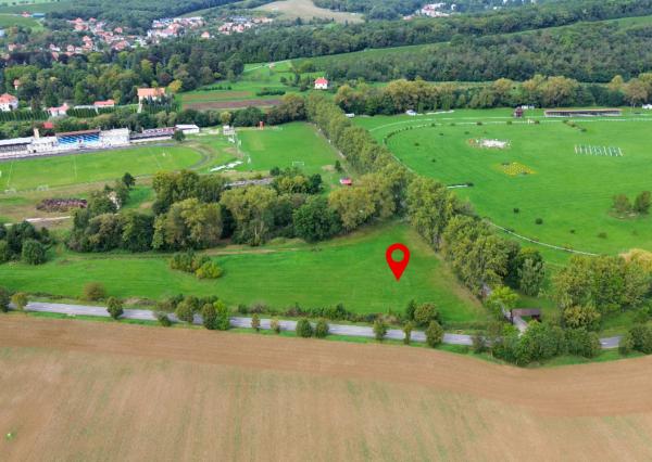  Exkluzívne na predaj – pozemok 1497 m² v Topoľčiankach pri parkúrovom ihrisku 