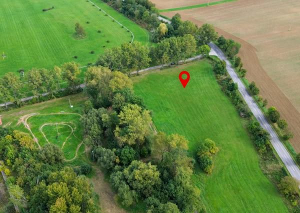  Exkluzívne na predaj – pozemok 1497 m² v Topoľčiankach pri parkúrovom ihrisku 