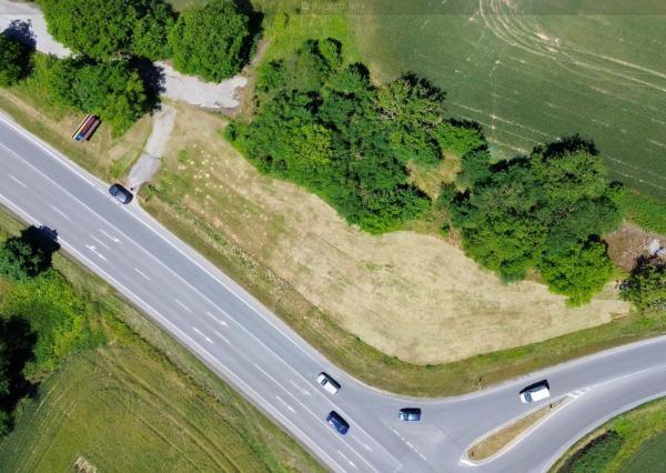 Pozemok na predaj – výborná poloha pri hlavnom ťahu Topoľčany – Nitra!