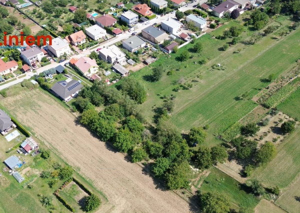 Na predaj veľký stavebný pozemok pre 1–4 rodinné domy – Veľké Zálužie 