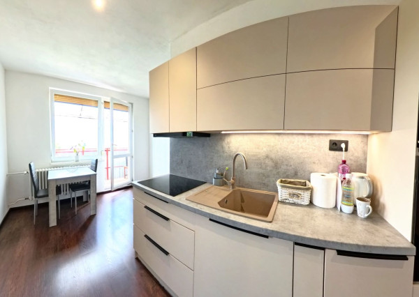 NA PREDAJ | Priestranný 3-izbový byt 73 m² + balkón + 16 m² pivnica | Nitra – Klokočinačina