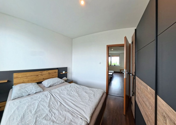 NA PREDAJ | Priestranný 3-izbový byt 73 m² + balkón + 16 m² pivnica | Nitra – Klokočinačina