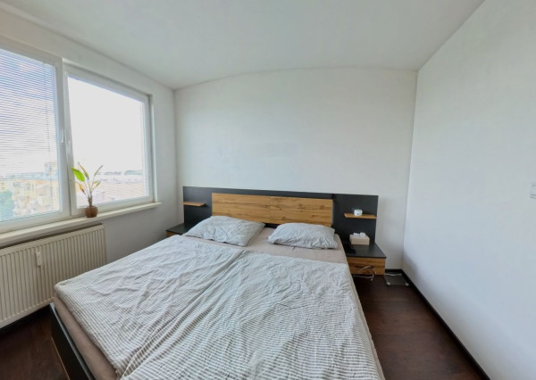 NA PREDAJ | Priestranný 3-izbový byt 73 m² + balkón + 16 m² pivnica | Nitra – Klokočinačina
