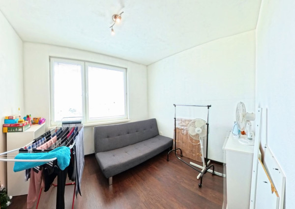 NA PREDAJ | Priestranný 3-izbový byt 73 m² + balkón + 16 m² pivnica | Nitra – Klokočinačina