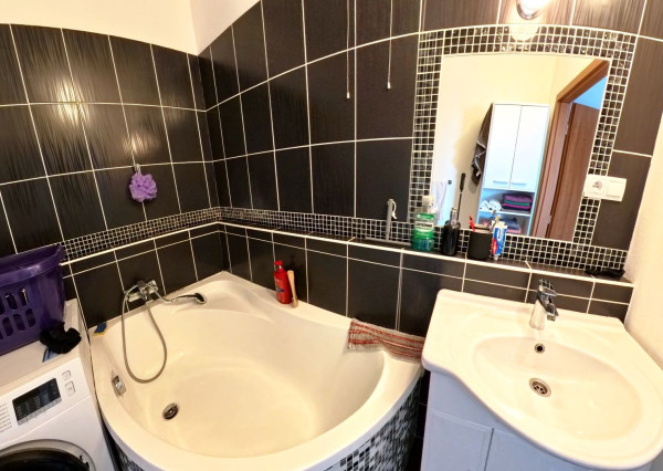 NA PREDAJ | Priestranný 3-izbový byt 73 m² + balkón + 16 m² pivnica | Nitra – Klokočinačina