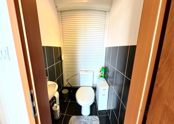 NA PREDAJ | Priestranný 3-izbový byt 73 m² + balkón + 16 m² pivnica | Nitra – Klokočinačina