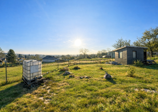 Ladice  Stavebný pozemok 863 m² s novou chatkou