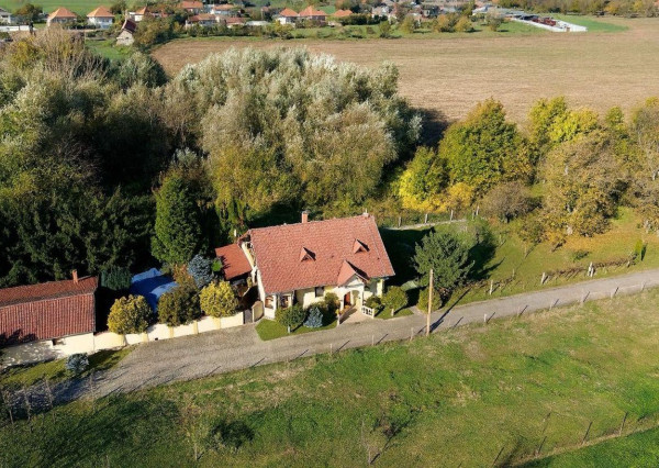 NA PREDAJ RD Pokojné bývanie s veľkým pozemkom a súkromím