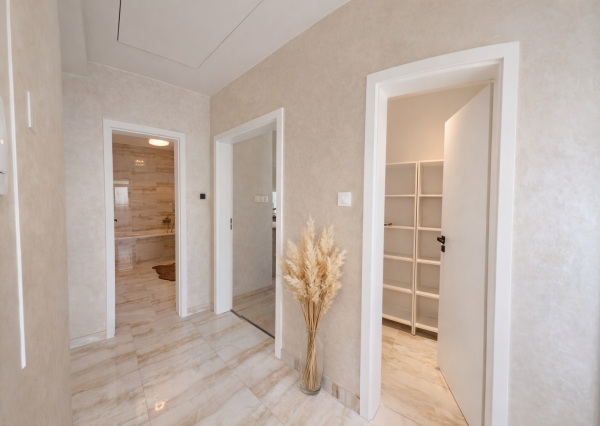 NADŠTANDARDNÝ 3-IZBOVÝ BYT S VLASTNÝM POZEMKOM PRI GOLFOVOM IHRISKU RED OAK – LUŽIANKY