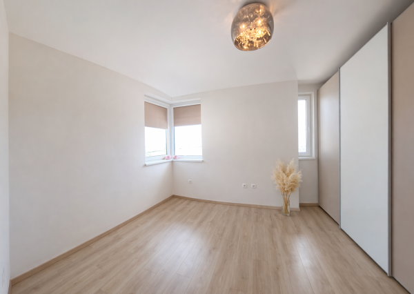 NADŠTANDARDNÝ 3-IZBOVÝ BYT S VLASTNÝM POZEMKOM PRI GOLFOVOM IHRISKU RED OAK – LUŽIANKY