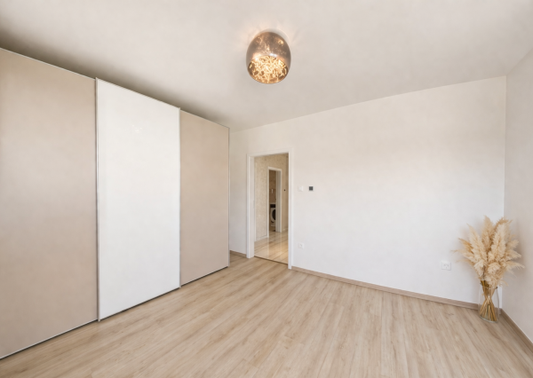 NADŠTANDARDNÝ 3-IZBOVÝ BYT S VLASTNÝM POZEMKOM PRI GOLFOVOM IHRISKU RED OAK – LUŽIANKY