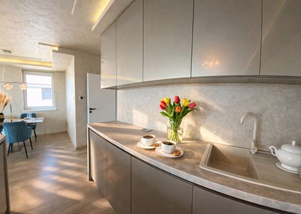 NADŠTANDARDNÝ 3-IZBOVÝ BYT S VLASTNÝM POZEMKOM PRI GOLFOVOM IHRISKU RED OAK – LUŽIANKY