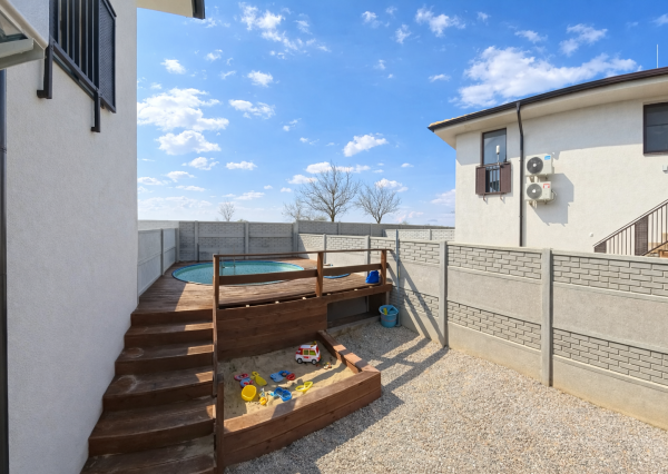 NADŠTANDARDNÝ 3-IZBOVÝ BYT S VLASTNÝM POZEMKOM PRI GOLFOVOM IHRISKU RED OAK – LUŽIANKY