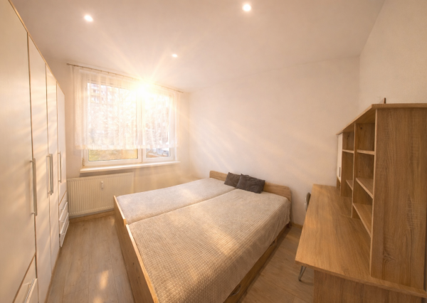 REZERVOVANÝ - LEN U NÁS! -Prenájom 3,5-izbový byt-Nitra