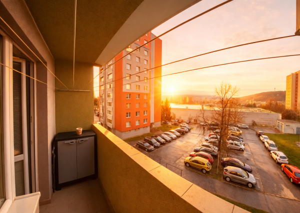 Exkluzívne iba u nás: 2-izbový byt s balkónom a klimatizáciou – Nitra, Klokočina (Baničova ulica)