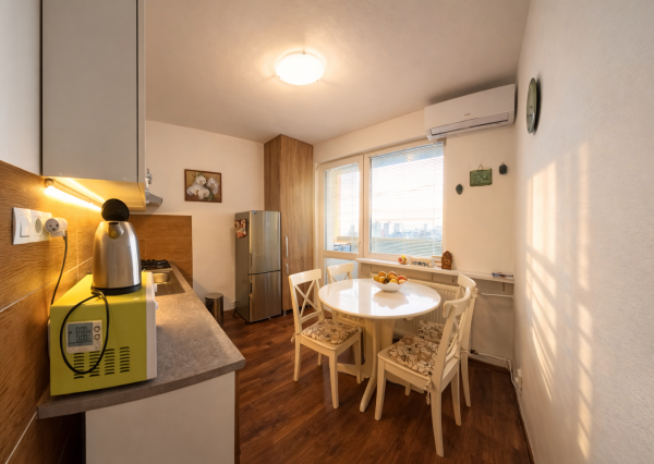 Exkluzívne iba u nás: 2-izbový byt s balkónom a klimatizáciou – Nitra, Klokočina (Baničova ulica)