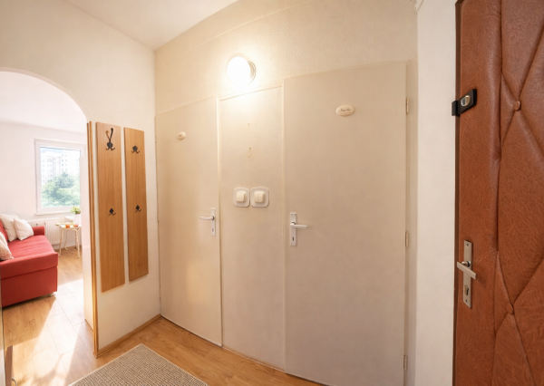 1-IZBOVÝ BYT S LOGGIOU NA KLOKOČINE V NITRE – PETZWALOVA ULICA