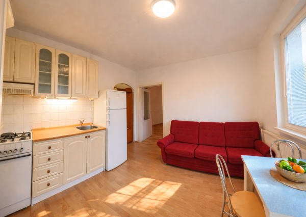 1-IZBOVÝ BYT S LOGGIOU NA KLOKOČINE V NITRE – PETZWALOVA ULICA