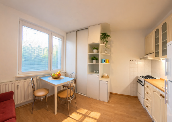 1-IZBOVÝ BYT S LOGGIOU NA KLOKOČINE V NITRE – PETZWALOVA ULICA