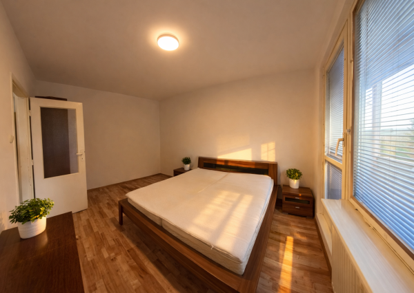 1-IZBOVÝ BYT S LOGGIOU NA KLOKOČINE V NITRE – PETZWALOVA ULICA