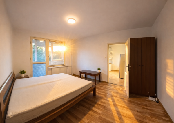 1-IZBOVÝ BYT S LOGGIOU NA KLOKOČINE V NITRE – PETZWALOVA ULICA