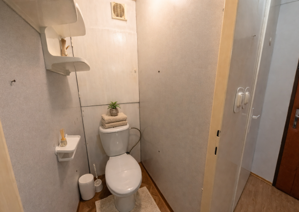 1-IZBOVÝ BYT S LOGGIOU NA KLOKOČINE V NITRE – PETZWALOVA ULICA