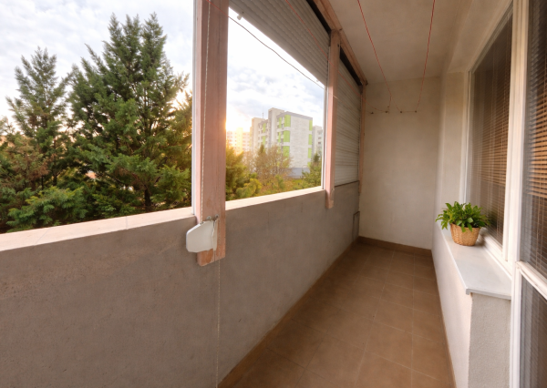 1-IZBOVÝ BYT S LOGGIOU NA KLOKOČINE V NITRE – PETZWALOVA ULICA