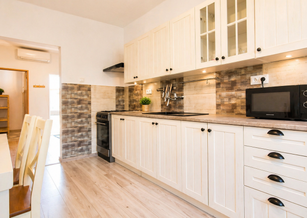 EXKLUZÍVNE – 2-izbový zariadený,bezbariérový byt s parkovaním, pivnicou a klimatizáciou