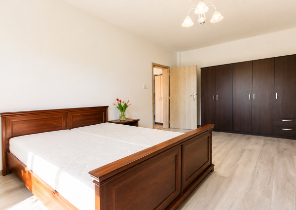 EXKLUZÍVNE – 2-izbový zariadený,bezbariérový byt s parkovaním, pivnicou a klimatizáciou