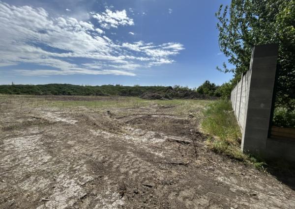 NA PREDAJ rozľahlý pozemok na stavbu bytového domu (RD v druhom rade) v SEREDI - ul. Kasárenská