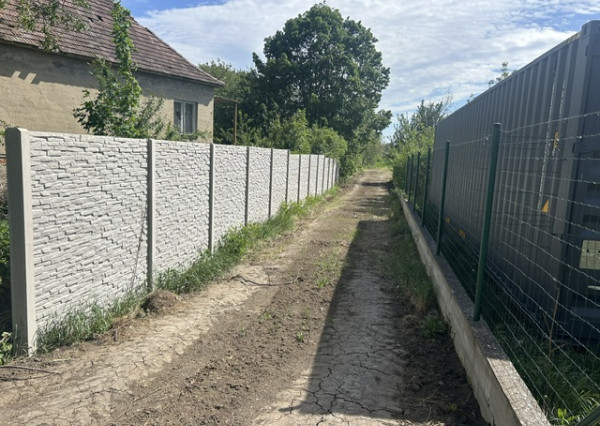 NA PREDAJ rozľahlý pozemok na stavbu bytového domu (RD v druhom rade) v SEREDI - ul. Kasárenská
