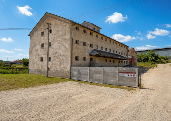 Jedinečný industriálny priestor: Na predaj historická sýpka na bývanie i podnikanie