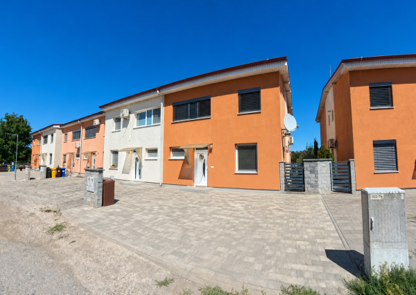 4-IZBOVÝ RODINNÝ DOM SO ZÁHRADOU A ZASKLENOU TERASOU | IVANKA PRI NITRE