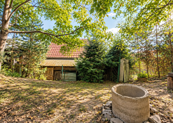 Chata s celoročným využitím a terasou | Bojná | pozemok 399 m²